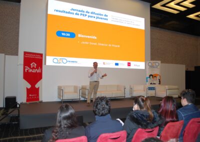 Jóvenes participantes del programa Primera Experiencia Profesional de Pinardi en el hotel Hilton Airport en Madrid en marzo de 2024