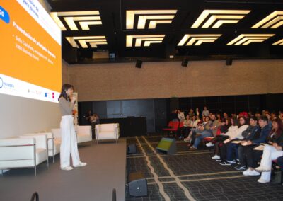Jóvenes participantes del programa Primera Experiencia Profesional de Pinardi en el hotel Hilton Airport en Madrid en marzo de 2024