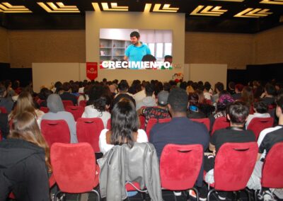 Jóvenes participantes del programa Primera Experiencia Profesional de Pinardi en el hotel Hilton Airport en Madrid en marzo de 2024